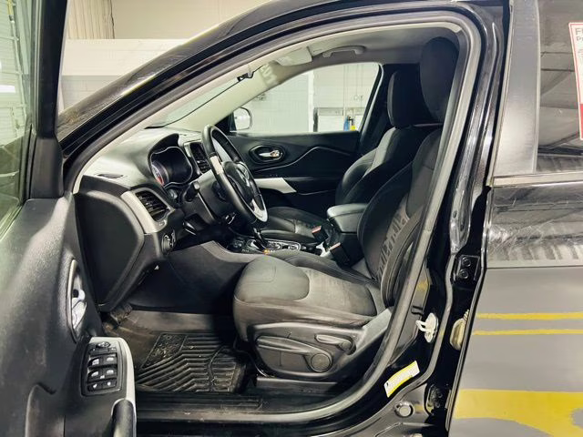 2019 Diamond Black Crystal Pearlcoat Jeep Cherokee Latitude 4X4 SUV