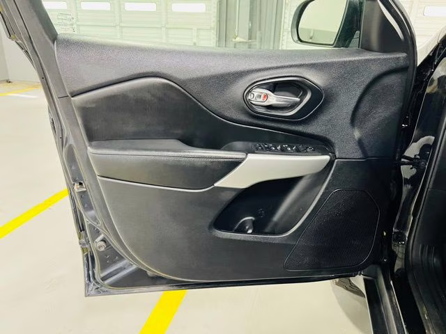 2019 Diamond Black Crystal Pearlcoat Jeep Cherokee Latitude 4X4 SUV