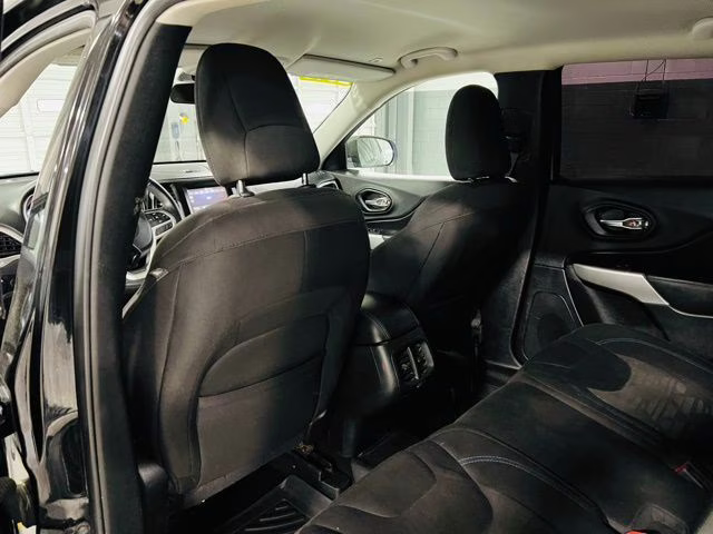 2019 Diamond Black Crystal Pearlcoat Jeep Cherokee Latitude 4X4 SUV