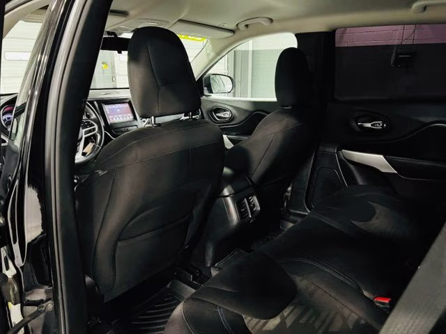 2019 Diamond Black Crystal Pearlcoat Jeep Cherokee Latitude 4X4 SUV