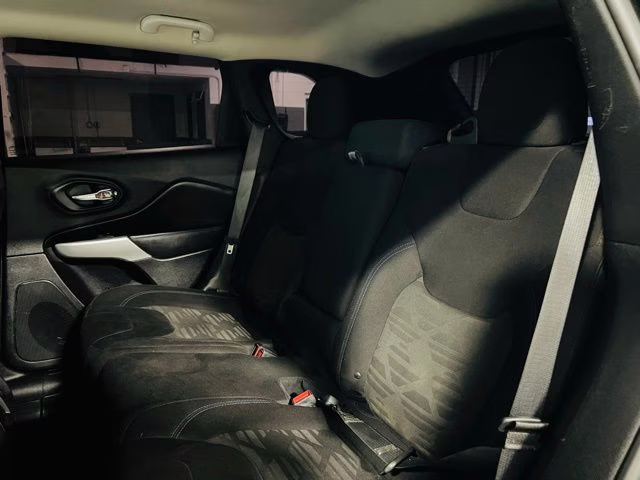 2019 Diamond Black Crystal Pearlcoat Jeep Cherokee Latitude 4X4 SUV