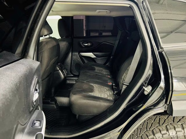 2019 Diamond Black Crystal Pearlcoat Jeep Cherokee Latitude 4X4 SUV