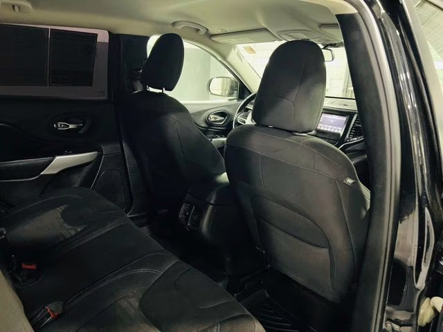 2019 Diamond Black Crystal Pearlcoat Jeep Cherokee Latitude 4X4 SUV