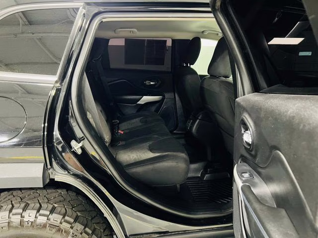 2019 Diamond Black Crystal Pearlcoat Jeep Cherokee Latitude 4X4 SUV