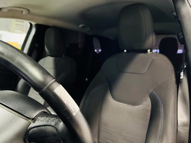 2019 Diamond Black Crystal Pearlcoat Jeep Cherokee Latitude 4X4 SUV