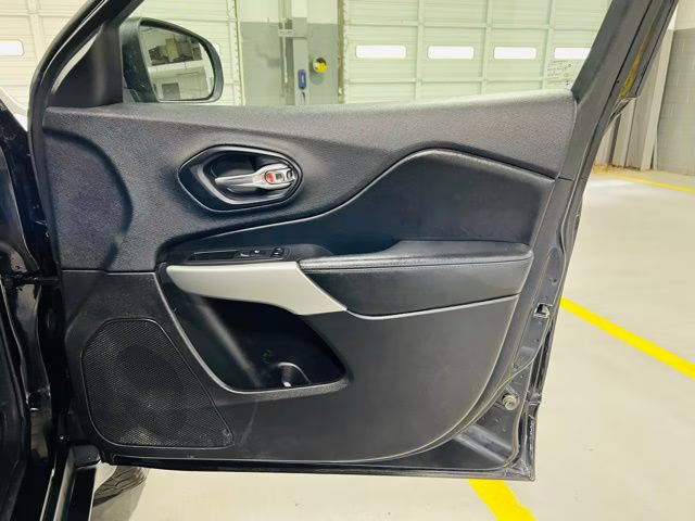 2019 Diamond Black Crystal Pearlcoat Jeep Cherokee Latitude 4X4 SUV