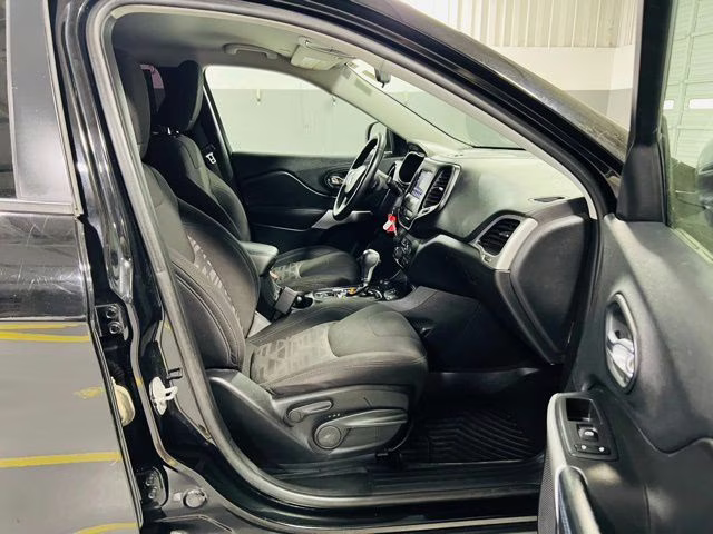 2019 Diamond Black Crystal Pearlcoat Jeep Cherokee Latitude 4X4 SUV