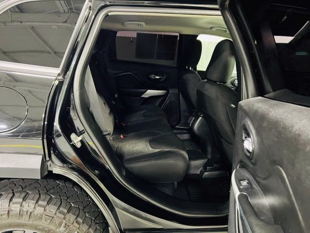 2019 Diamond Black Crystal Pearlcoat Jeep Cherokee Latitude 4X4 SUV
