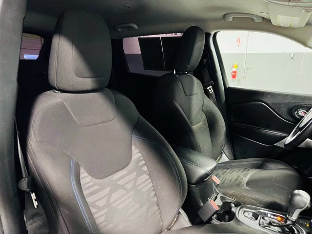 2019 Diamond Black Crystal Pearlcoat Jeep Cherokee Latitude 4X4 SUV