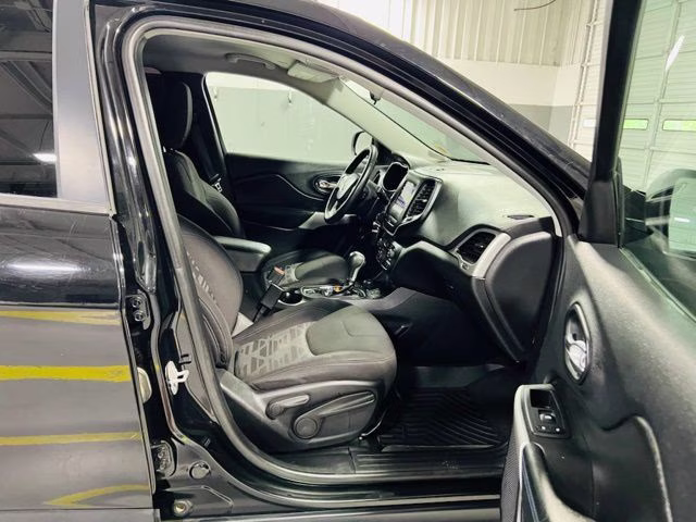 2019 Diamond Black Crystal Pearlcoat Jeep Cherokee Latitude 4X4 SUV