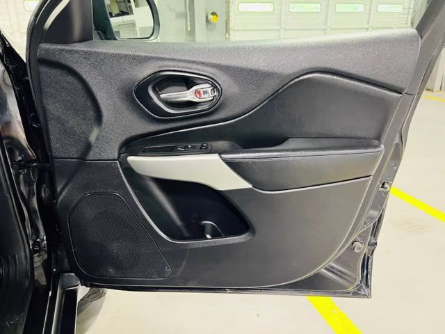 2019 Diamond Black Crystal Pearlcoat Jeep Cherokee Latitude 4X4 SUV