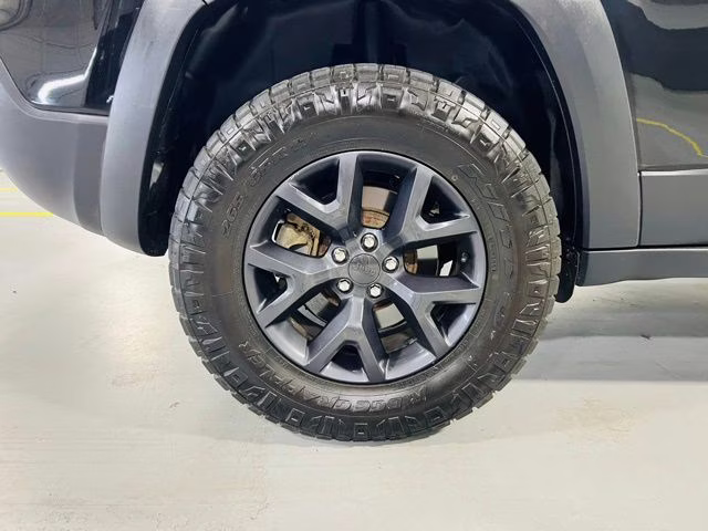 2019 Diamond Black Crystal Pearlcoat Jeep Cherokee Latitude 4X4 SUV