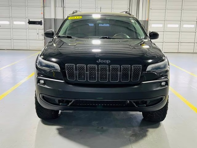 2019 Diamond Black Crystal Pearlcoat Jeep Cherokee Latitude 4X4 SUV