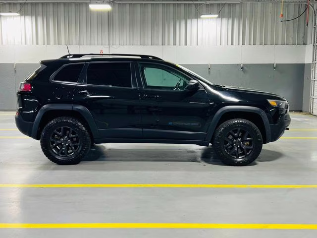 2019 Diamond Black Crystal Pearlcoat Jeep Cherokee Latitude 4X4 SUV