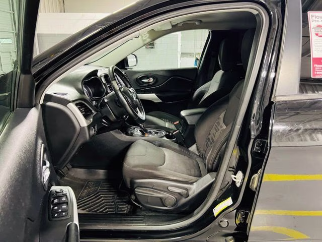 2019 Diamond Black Crystal Pearlcoat Jeep Cherokee Latitude 4X4 SUV