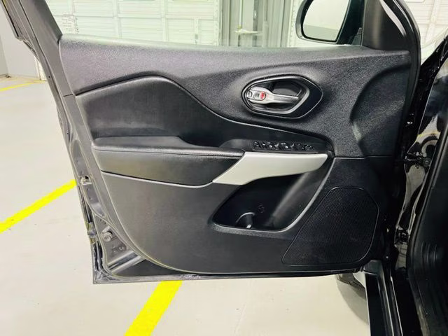 2019 Diamond Black Crystal Pearlcoat Jeep Cherokee Latitude 4X4 SUV