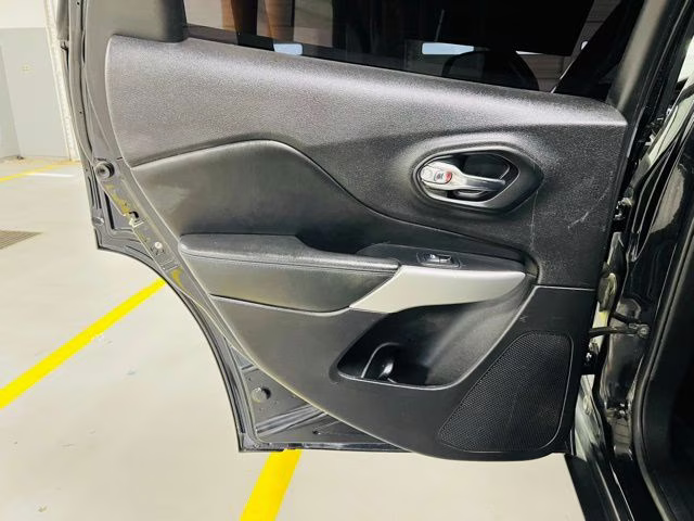 2019 Diamond Black Crystal Pearlcoat Jeep Cherokee Latitude 4X4 SUV