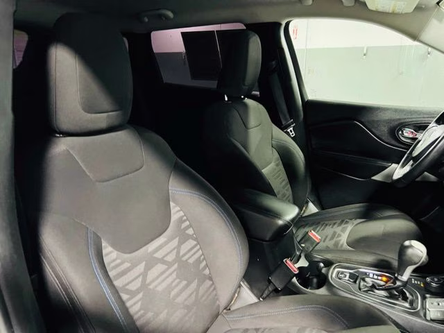2019 Diamond Black Crystal Pearlcoat Jeep Cherokee Latitude 4X4 SUV