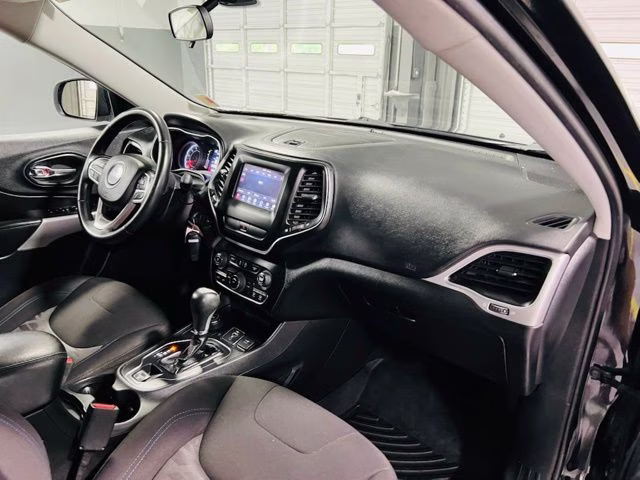 2019 Diamond Black Crystal Pearlcoat Jeep Cherokee Latitude 4X4 SUV