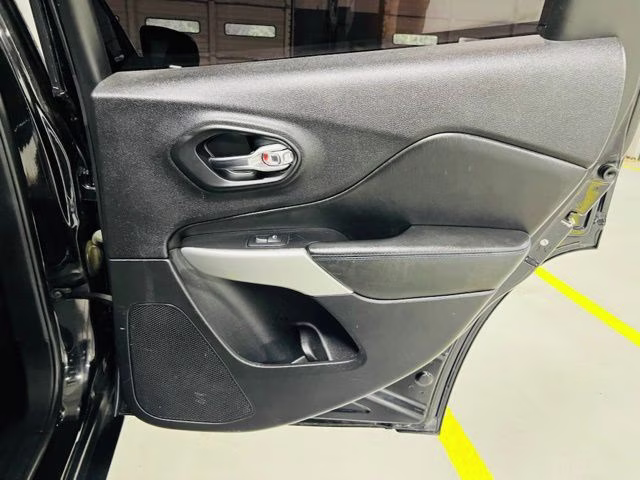 2019 Diamond Black Crystal Pearlcoat Jeep Cherokee Latitude 4X4 SUV