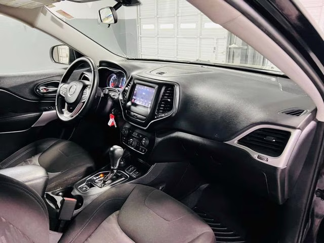 2019 Diamond Black Crystal Pearlcoat Jeep Cherokee Latitude 4X4 SUV