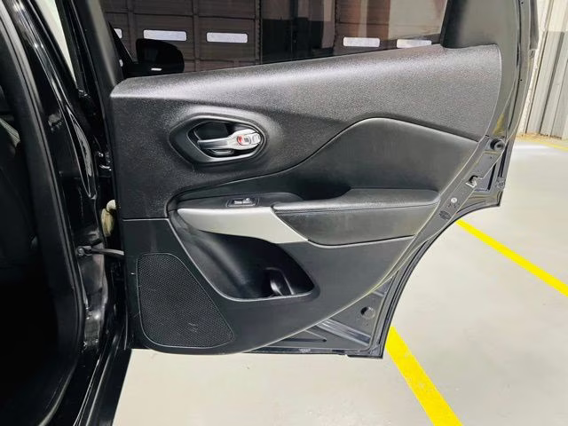 2019 Diamond Black Crystal Pearlcoat Jeep Cherokee Latitude 4X4 SUV