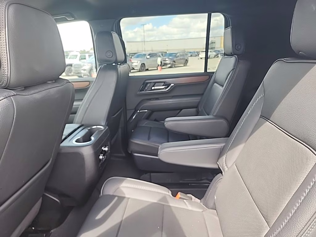 2025 Summit White GMC Yukon XL Denali RWD SUV