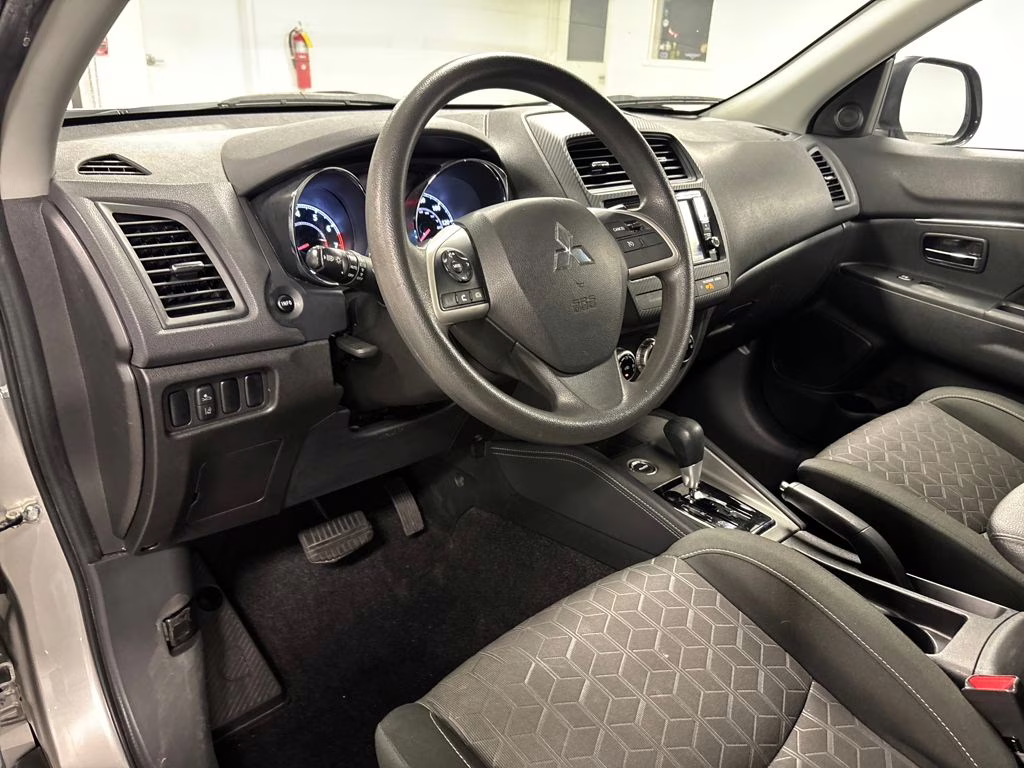 2023 Alloy Silver Metallic Mitsubishi Outlander Sport 2.0 ES AWD SUV