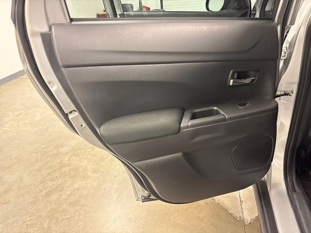 2023 Alloy Silver Metallic Mitsubishi Outlander Sport 2.0 ES AWD SUV