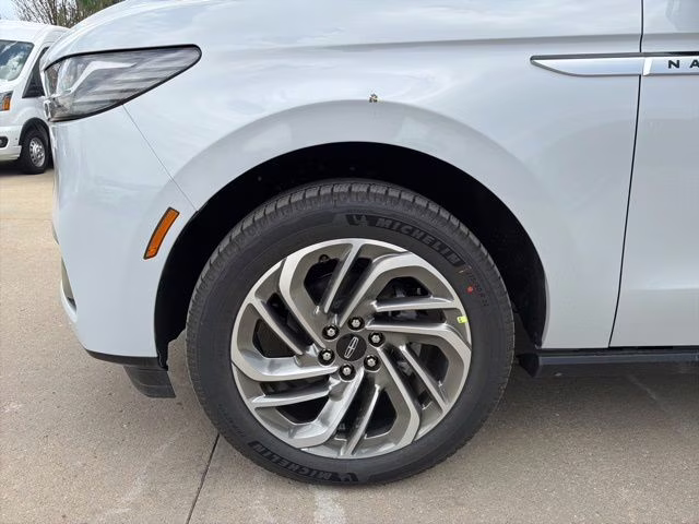2026 Crystal White Metallic Clearcoat Lincoln Navigator Reserve 4X4 SUV