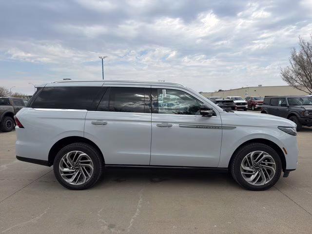 2026 Crystal White Metallic Clearcoat Lincoln Navigator Reserve 4X4 SUV