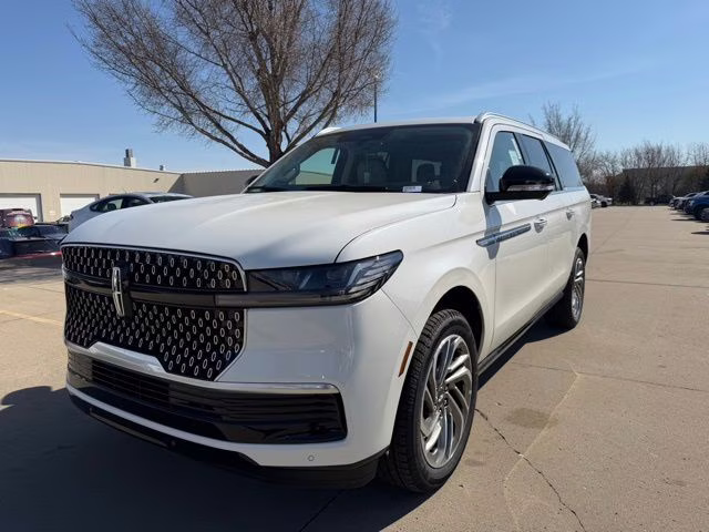 2026 Star White Metallic Tri-Coat Lincoln Navigator L Reserve 4X4 SUV