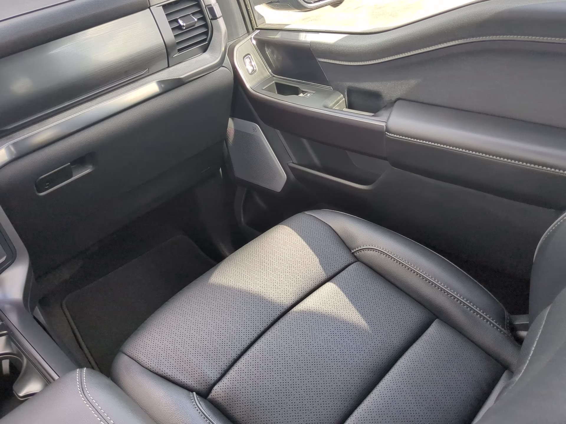 2026 Carbonized Gray Metallic Ford F-150 LARIAT Crew Cab Pickup 4X4 Truck