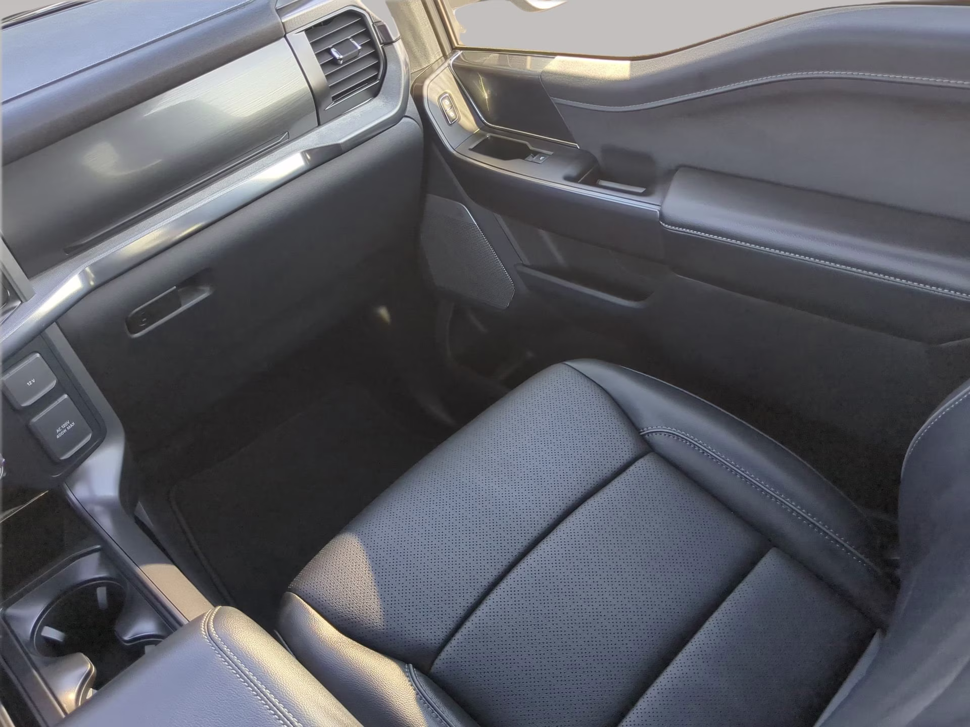 2026 Avalanche Ford F-150 LARIAT Crew Cab Pickup 4X4 Truck