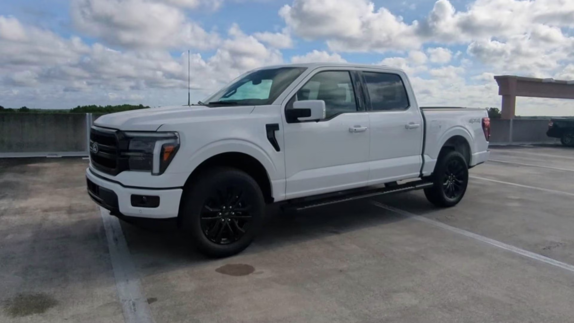 2026 Star White Metallic Tri-Coat Ford F-150 LARIAT Crew Cab Pickup 4X4 Truck