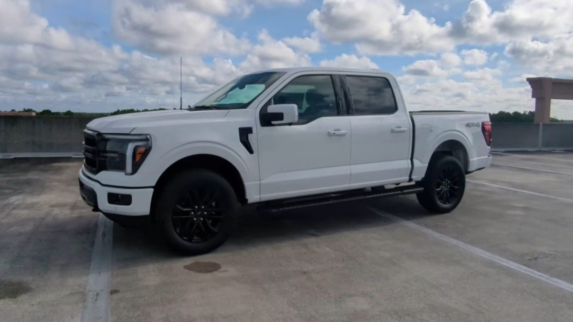 2026 Star White Metallic Tri-Coat Ford F-150 LARIAT Crew Cab Pickup 4X4 Truck