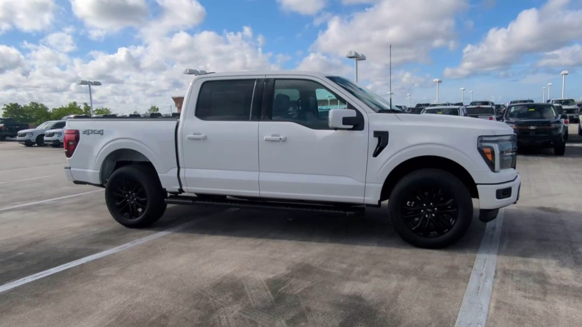 2026 Star White Metallic Tri-Coat Ford F-150 LARIAT Crew Cab Pickup 4X4 Truck