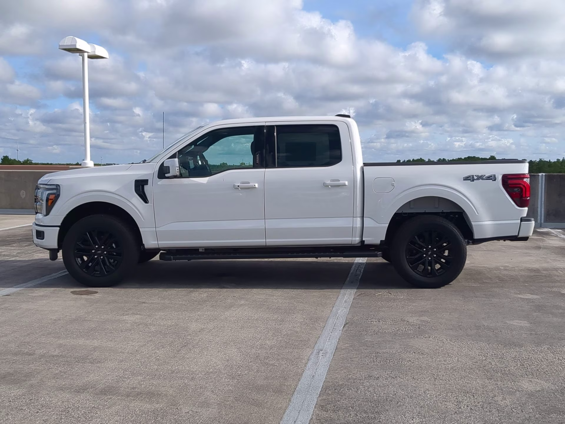 2026 Star White Metallic Tri-Coat Ford F-150 LARIAT Crew Cab Pickup 4X4 Truck