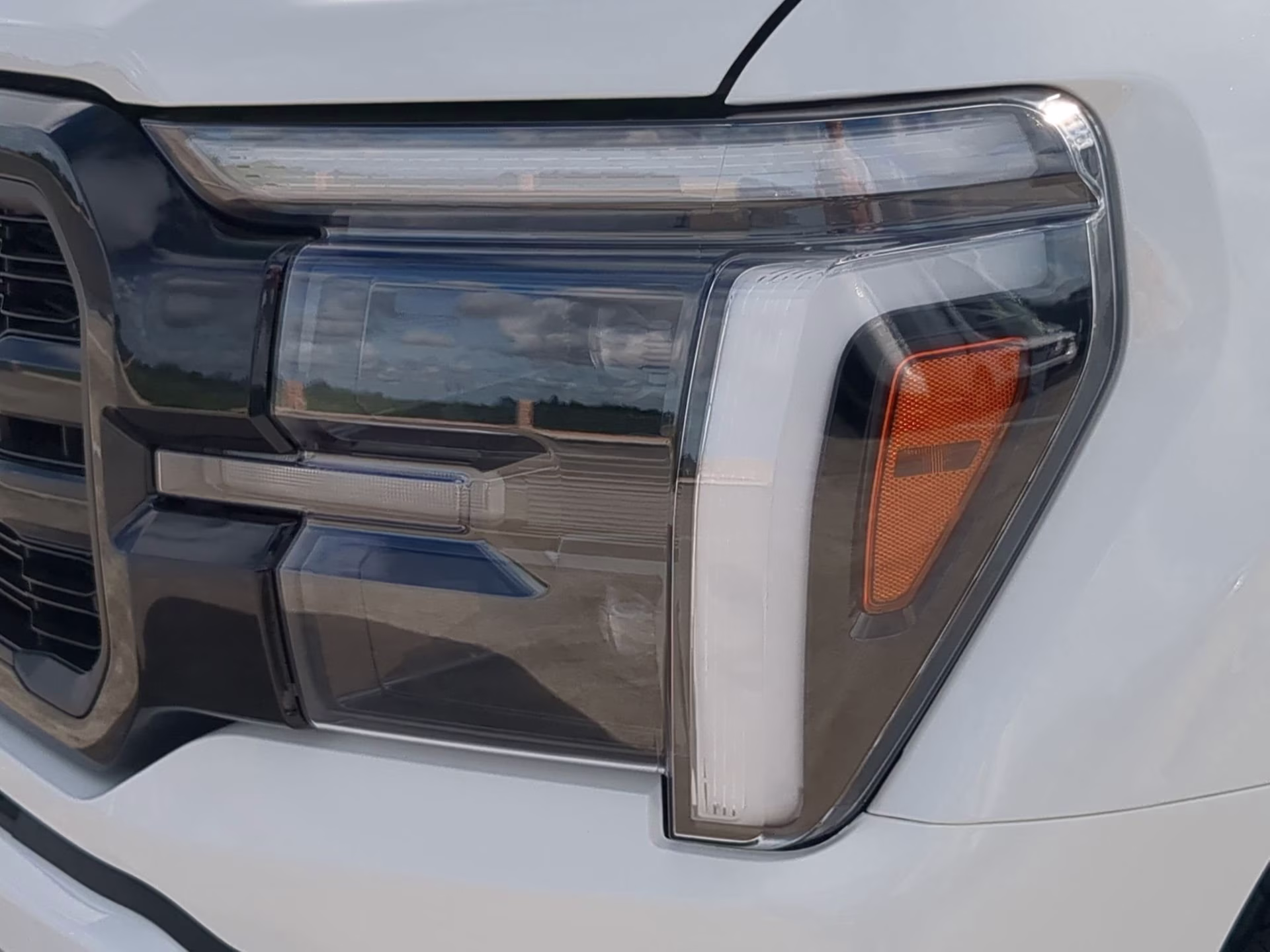 2026 Star White Metallic Tri-Coat Ford F-150 LARIAT Crew Cab Pickup 4X4 Truck