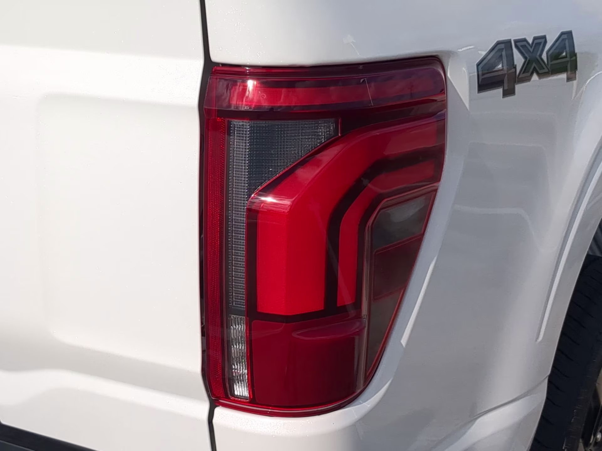 2026 Star White Metallic Tri-Coat Ford F-150 LARIAT Crew Cab Pickup 4X4 Truck