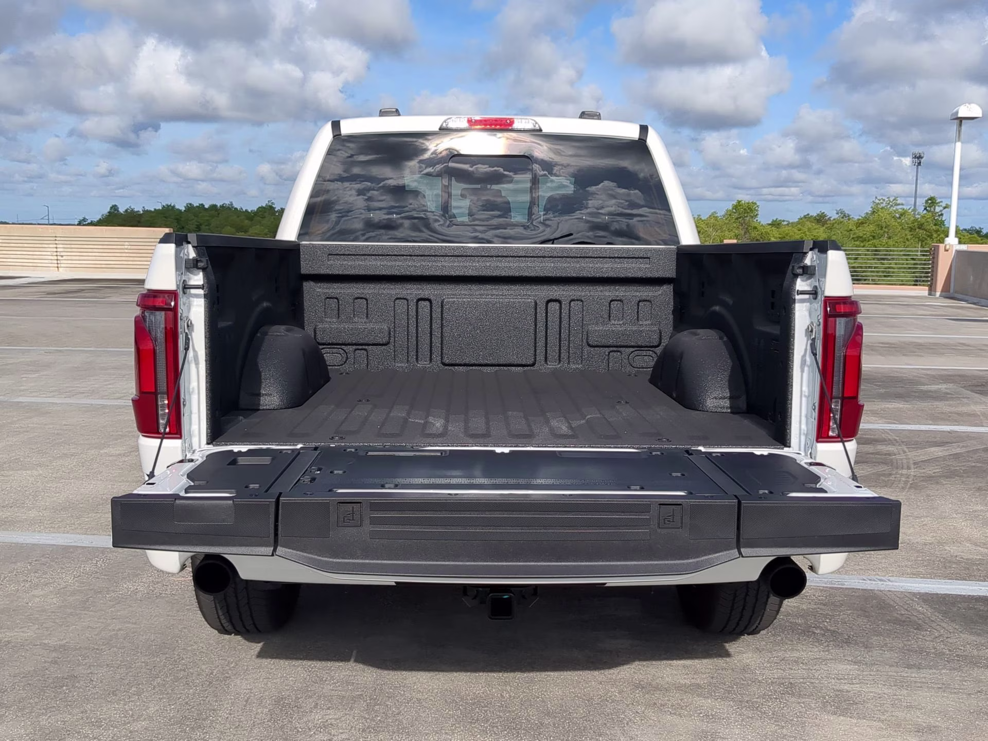 2026 Star White Metallic Tri-Coat Ford F-150 LARIAT Crew Cab Pickup 4X4 Truck
