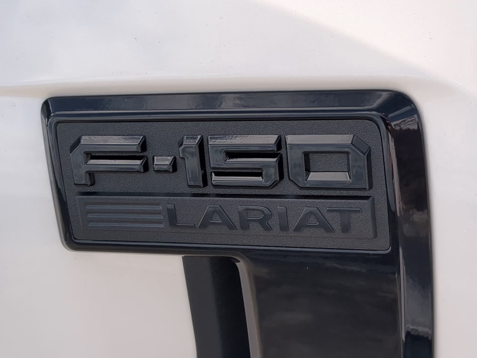 2026 Star White Metallic Tri-Coat Ford F-150 LARIAT Crew Cab Pickup 4X4 Truck