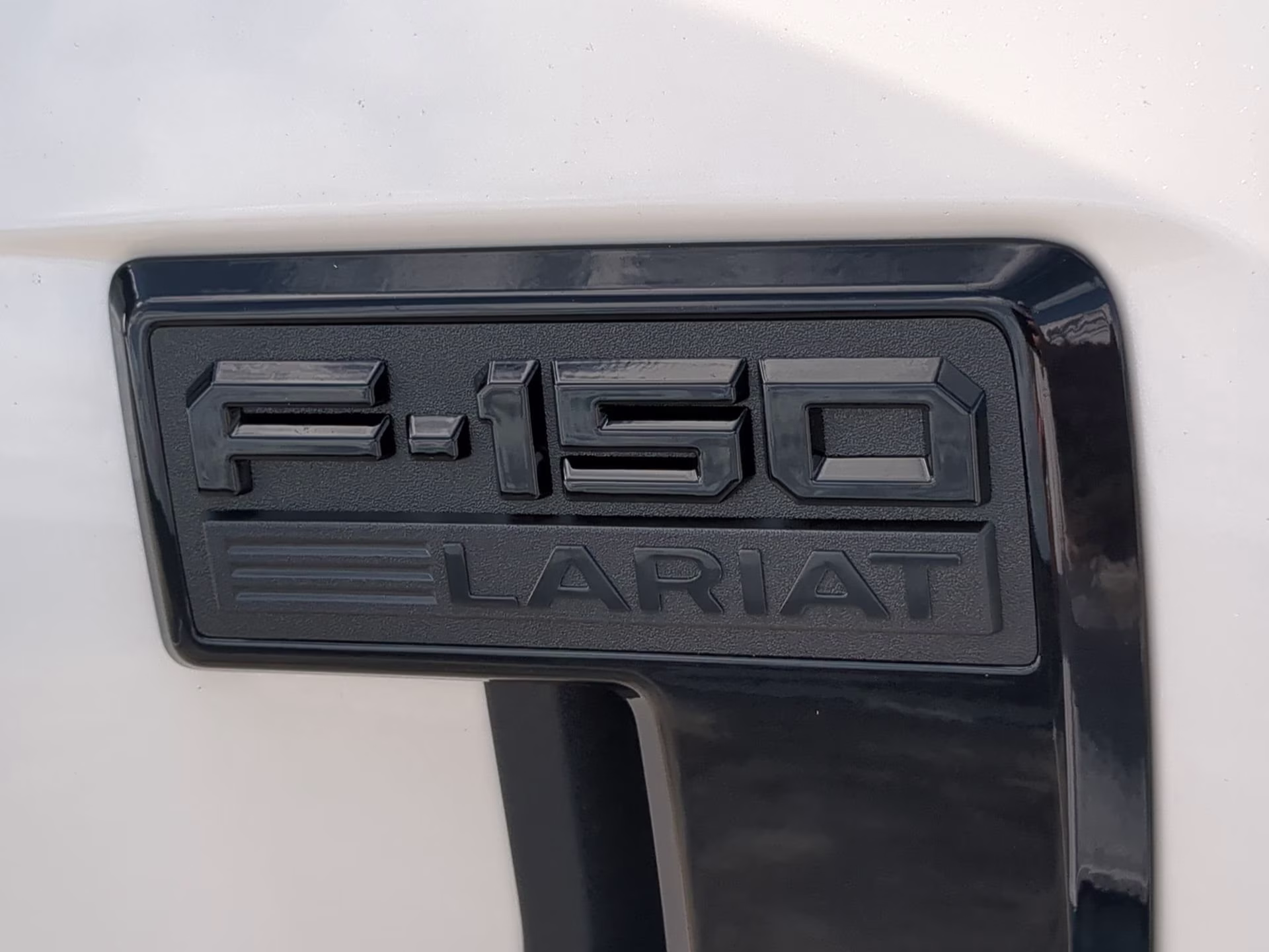 2026 Star White Metallic Tri-Coat Ford F-150 LARIAT Crew Cab Pickup 4X4 Truck