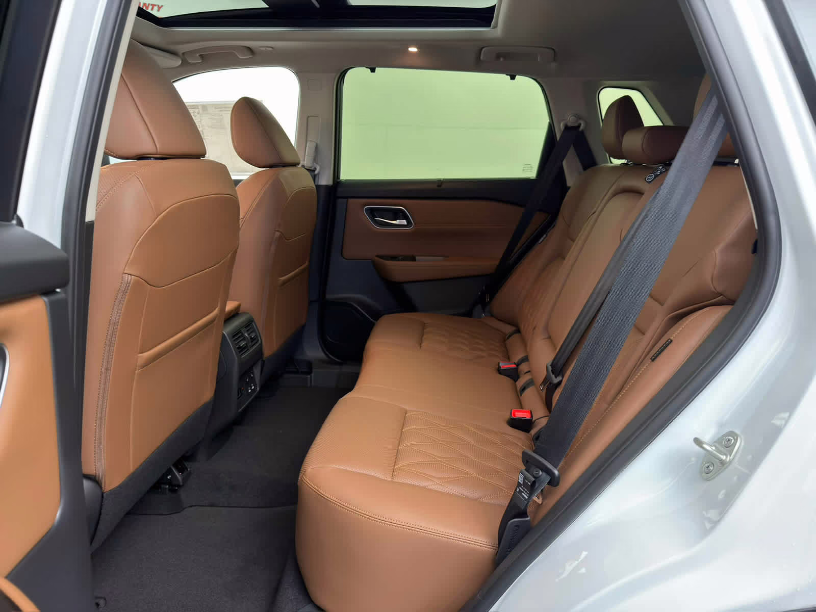 2026 Everest White Pearl/Super Black Nissan Rogue Platinum AWD SUV