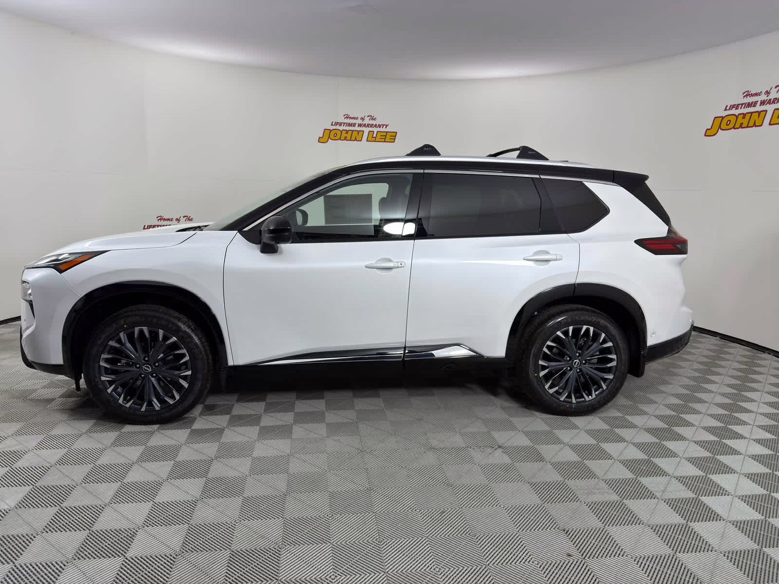 2026 Everest White Pearl/Super Black Nissan Rogue Platinum AWD SUV