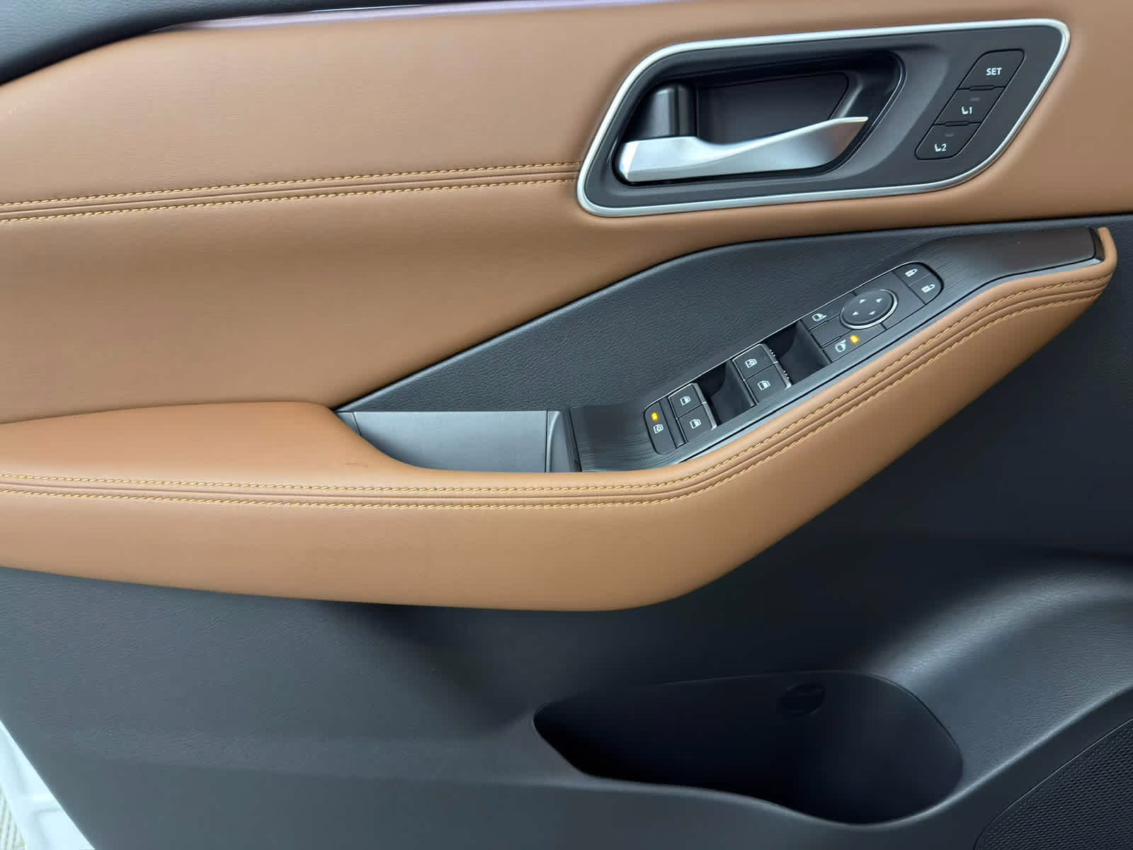 2026 Everest White Pearl/Super Black Nissan Rogue Platinum AWD SUV