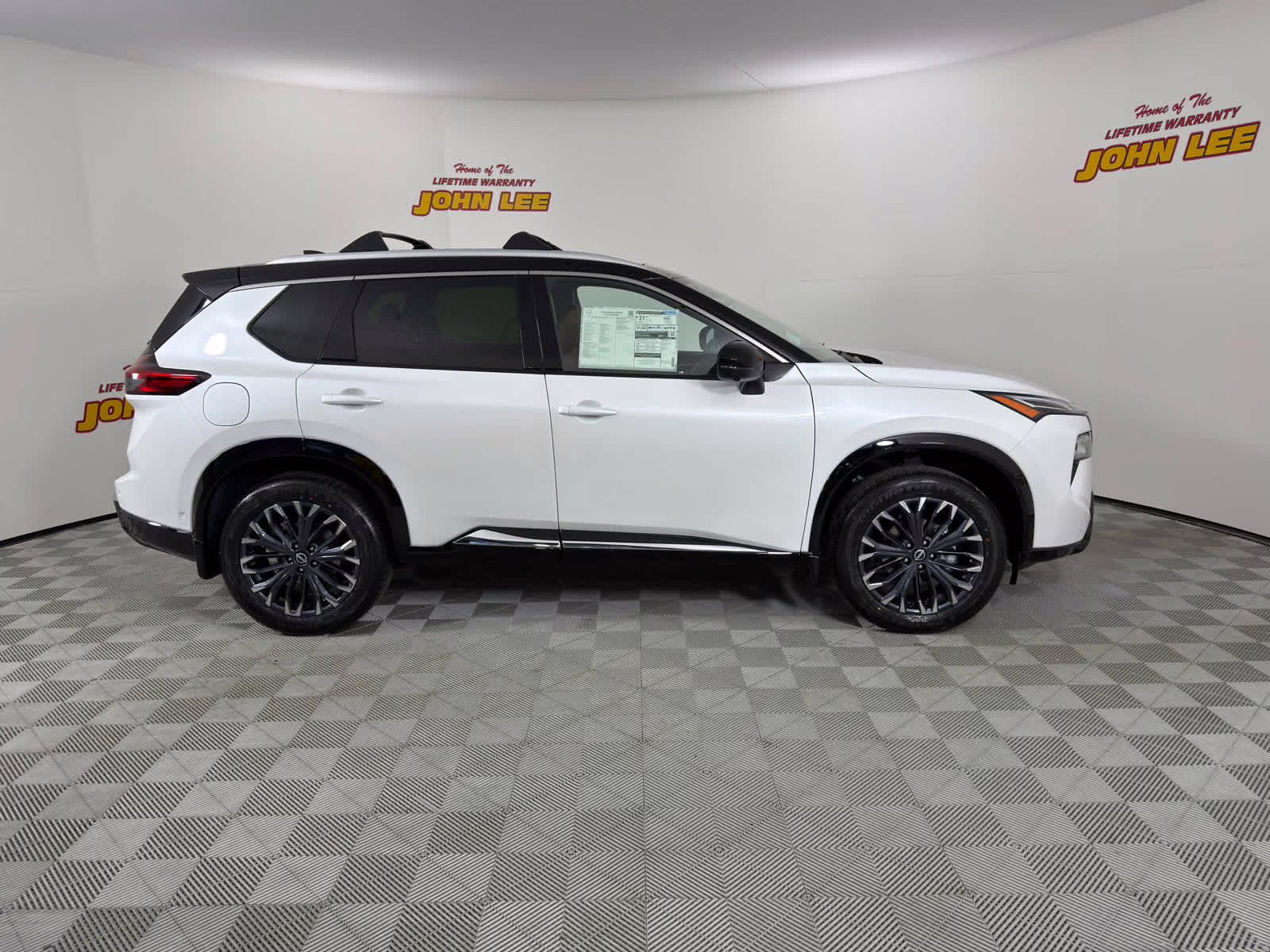 2026 Everest White Pearl/Super Black Nissan Rogue Platinum AWD SUV