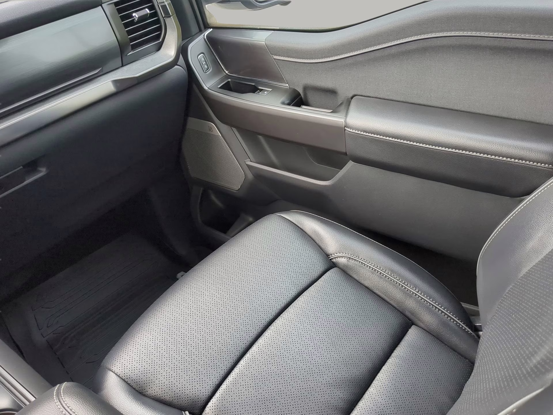 2026 Iconic Silver Metallic Ford F-150 LARIAT Crew Cab Pickup 4X4 Truck