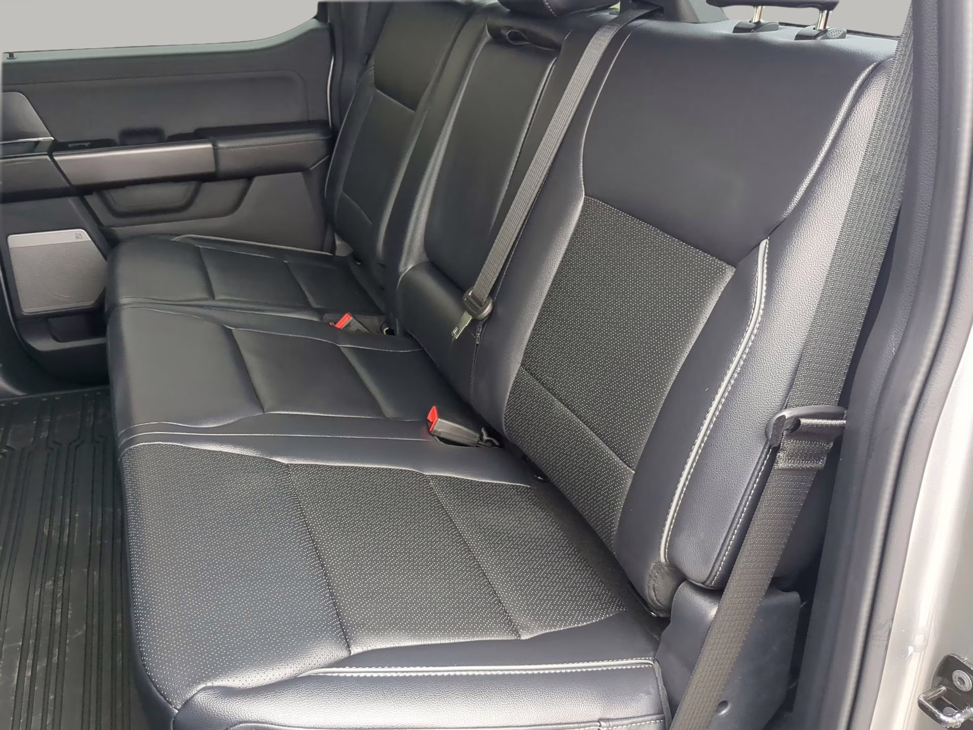 2026 Iconic Silver Metallic Ford F-150 LARIAT Crew Cab Pickup 4X4 Truck