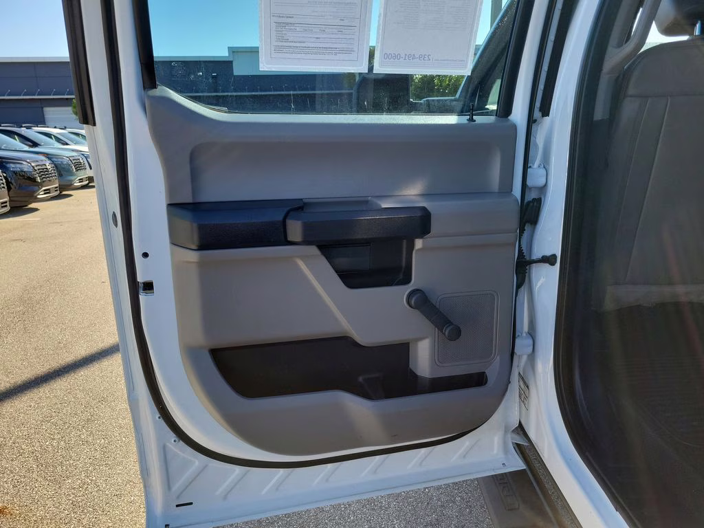 2022 Oxford White Ford Super Duty F-350 DRW XL 4X4 Chassis